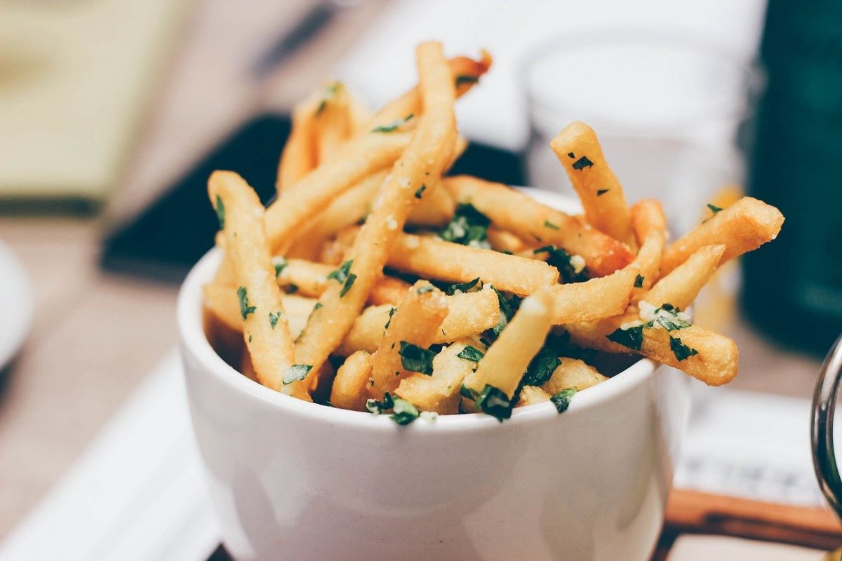 Krispiga pommes frites från frityrkokare eller luftfritös - för- och nackdelar!