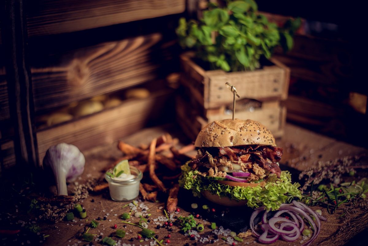 Var kommer hamburgaren ifrån, hur tillagas den - och varför kallas den hamburgare överhuvudtaget?