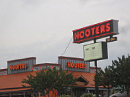 Hooters outside