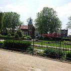 Les Champs Élysées outside