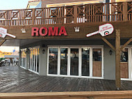 La Roma outside