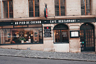 Pied de Cochon outside