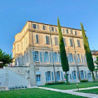 La Cour Du Château inside