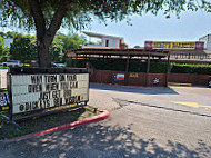 Dickey's Barbecue Pit outside