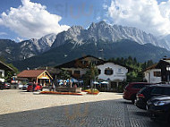 Zum Dorfbrunnen outside