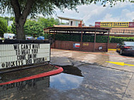 Dickey's Barbecue Pit outside