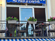 Au Pied d'cheval outside