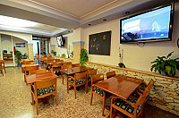 Cafeteria Hostal Mayol inside