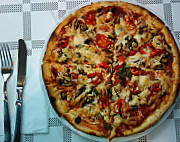 Cesars Pizzeria food