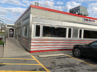 Doc's Little Gem Diner outside