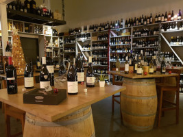 Et Cave à Vins Plaisirs Divins food