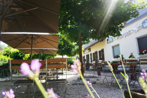 Zum Pferchtal Café Biergarten outside