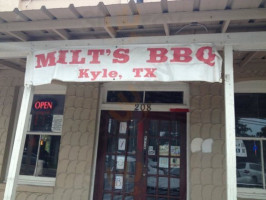 Milt's Pit Barbeque food