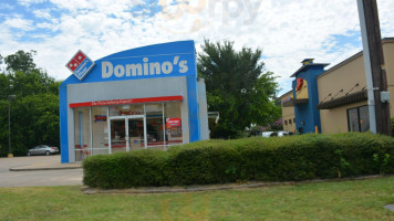 Domino's Pizza outside