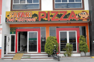 Safari Pizza outside