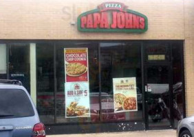 Papa Johns Pizza outside