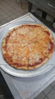 Nino's Pizza food