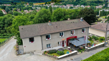 restaurant le pommeil outside