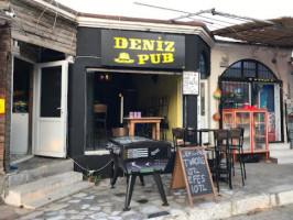 Deniz Pub inside