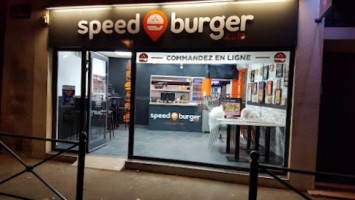 Speed Burger inside