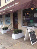 Cups And Cakes outside