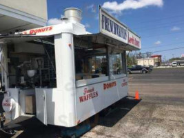 Lerch's Donuts outside