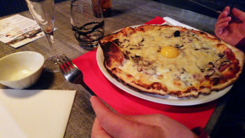 La Pizza Au Feu De Bois food