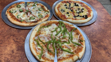 Guallpa's Famous Pizza food