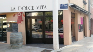 La dolce vita outside