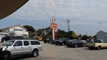 sno-white drive-in outside