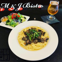 M J Bistro food