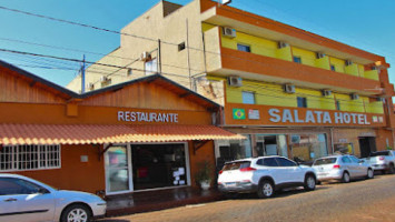 E Conveniência Salata outside