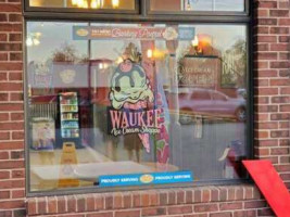 Waukee Ice Cream Shop outside