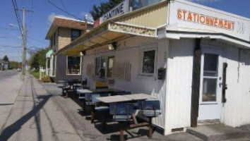 Cantine L'ami Du Passant outside