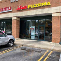 Lou Malnati's Pizzeria Carry Out outside