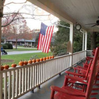 The Red Rocker Inn outside