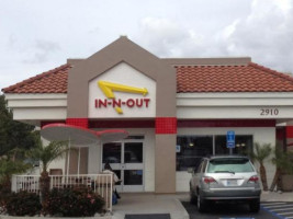 In-n-out Burger outside