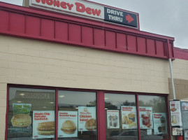 Honey Dew Donuts outside