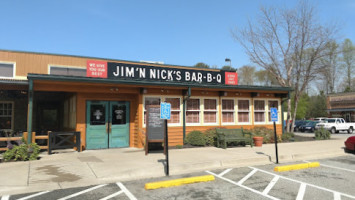 Jim 'n Nick 's -b-q outside