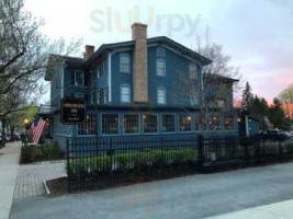 Sherwood Inn outside