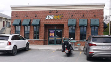 Subway Restaurant outside