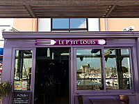 Le P'tit Louis outside