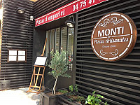 PIZZA MONTI outside