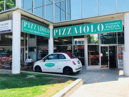 Pizzaiolo Gourmet Pizza outside