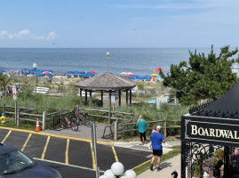 Victoria's Boardwalk Plaza food