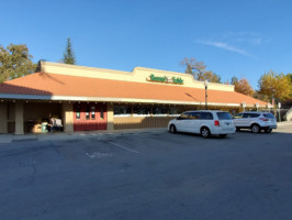 Round Table Pizza outside