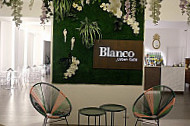 Blanco _urban Cafe inside