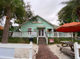 Pearly's Beach Eats inside