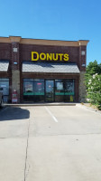 Cinnamon River Donuts outside