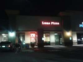 Luna Pizza outside